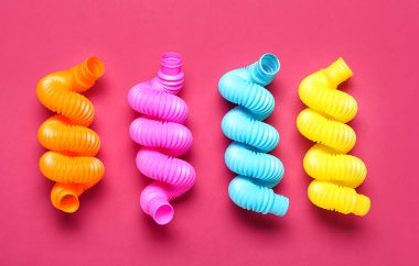 Renkli arka planda farklı pop tüpleri