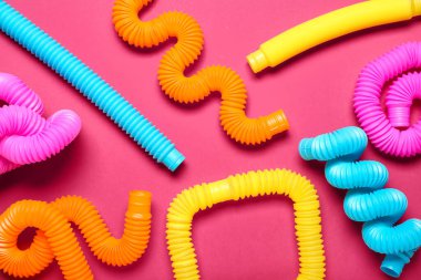 Renkli arka planda farklı pop tüpleri