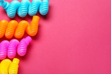 Renkli arka planda farklı pop tüpleri