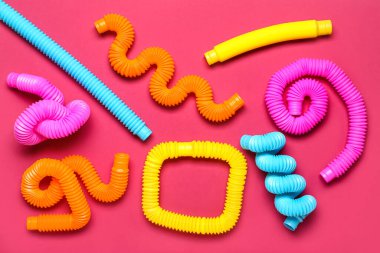 Renkli arka planda farklı pop tüpleri