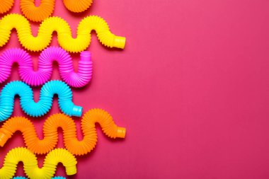 Renkli arka planda farklı pop tüpleri