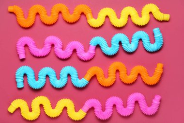 Renkli arka planda farklı pop tüpleri