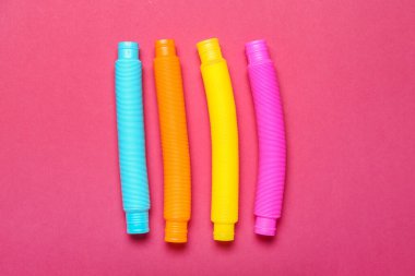 Renkli arka planda farklı pop tüpleri