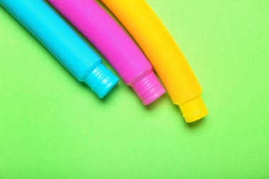 Yeşil arka planda pop tüpleri