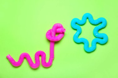 Yeşil arka planda pop tüpleri