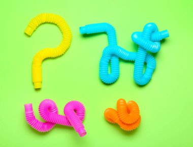 Yeşil arka planda pop tüpleri