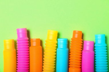 Yeşil arka planda pop tüpleri