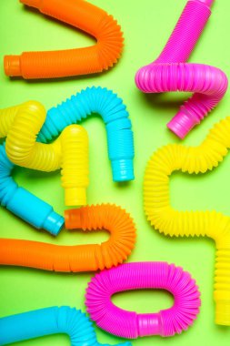 Yeşil arka planda pop tüpleri