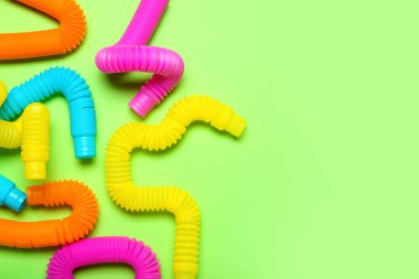 Yeşil arka planda pop tüpleri