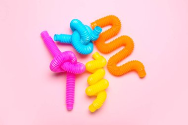 Pembe arka planda pop tüpleri