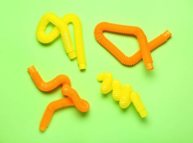 Yeşil arka planda pop tüpleri