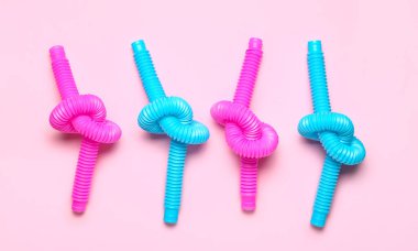 Pembe arka planda pop tüpleri