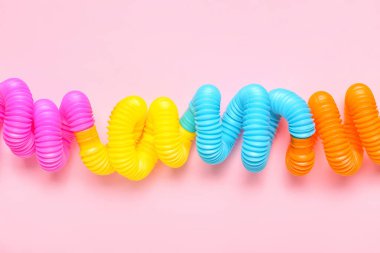 Pembe arka planda pop tüpleri