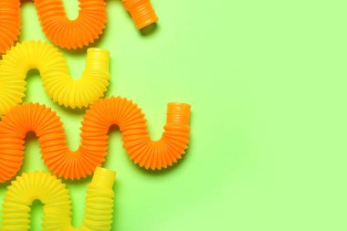 Yeşil arka planda pop tüpleri