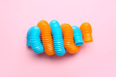 Pembe arka planda pop tüpleri