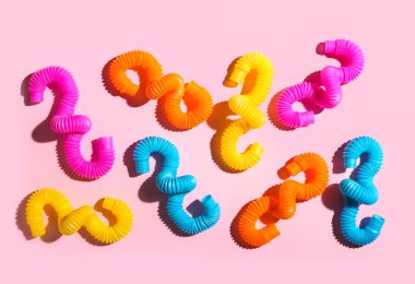 Pembe arka planda pop tüpleri