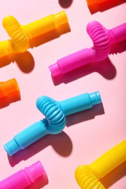 Pembe arka planda pop tüpleri