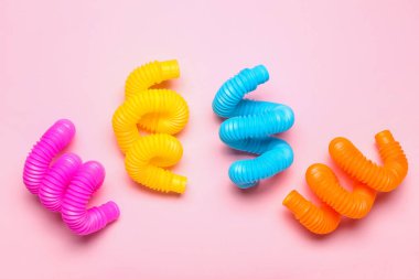 Pembe arka planda pop tüpleri