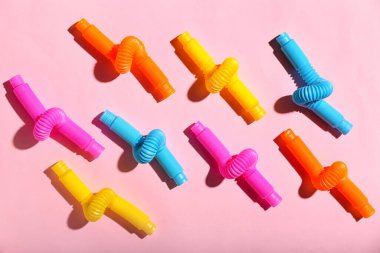 Pembe arka planda pop tüpleri