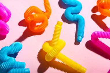 Pembe arka planda pop tüpleri