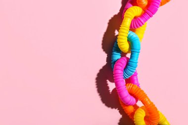 Pembe arka planda pop tüpleri