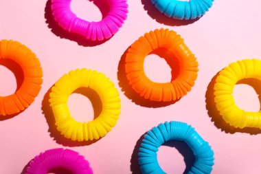 Pembe arka planda pop tüpleri