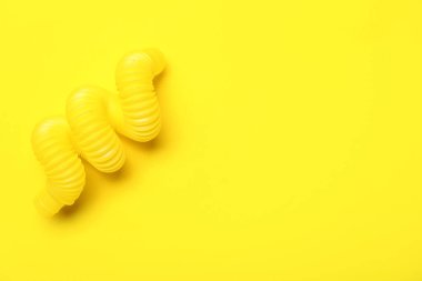 Sarı arkaplanda Parlak Üst Tüp