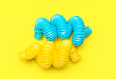 Sarı arka planda pop tüpleri