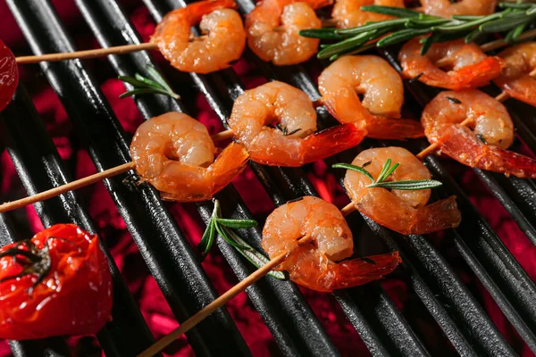 Skewers Delicious Shrimps Tomato Rosemary Grill Closeup — Stock Photo, Image