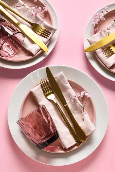 Festive Stylish Table Setting Flowers Pink Background — 스톡 사진