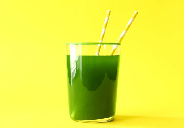 Glass Green Juice Straws Yellow Background — Stock Photo, Image