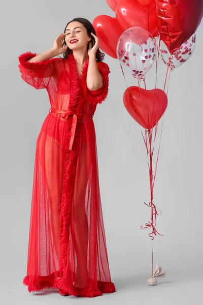 性感的年轻女人 灰色背景的气球 情人节庆祝活动 — 图库照片