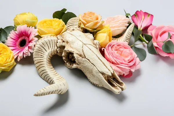 Cráneo Oveja Con Flores Sobre Fondo Gris —  Fotos de Stock
