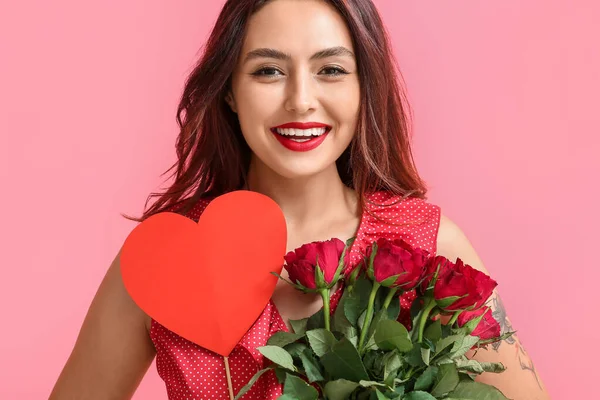 Hermosa Mujer Joven Con Corazón Rojo Flores Sobre Fondo Color —  Fotos de Stock