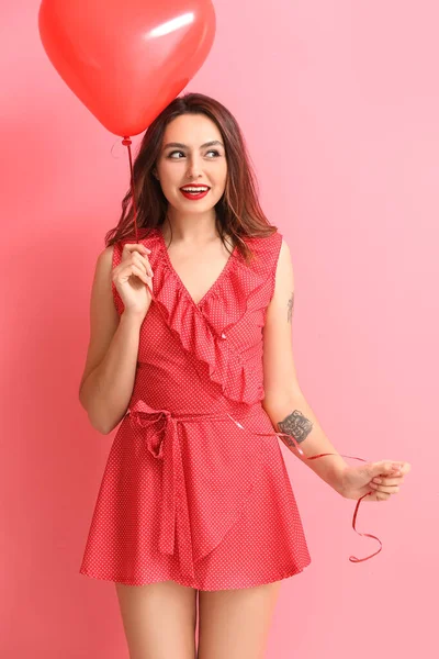 色の背景に風船を持つ美しい若い女性 バレンタインデーのお祝い — ストック写真