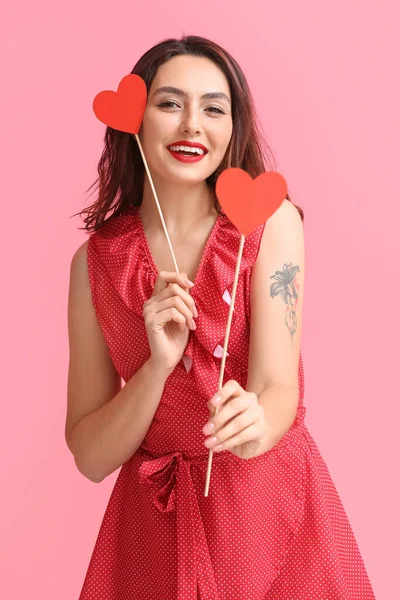 Piękna Młoda Kobieta Czerwonymi Sercami Różowym Tle Święto Walentynek — Zdjęcie stockowe