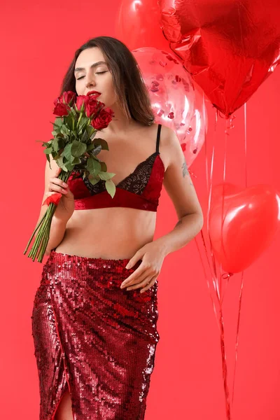 一个性感的年轻女人 带着气球和彩色背景的花朵 情人节庆祝活动 — 图库照片