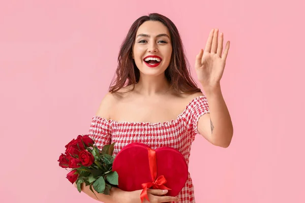 Belle Jeune Femme Avec Cadeau Fleurs Sur Fond Couleur Fête — Photo