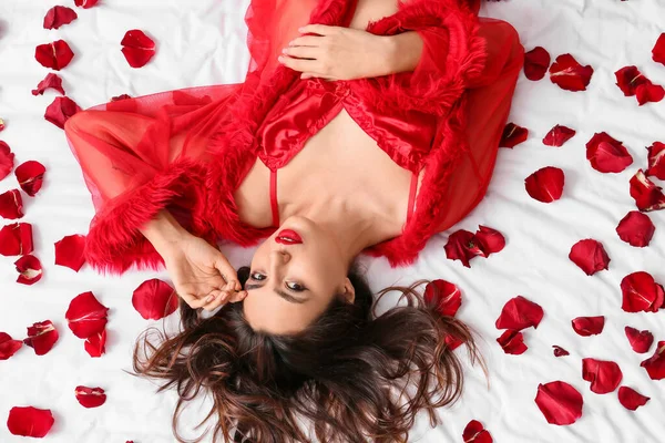 Sexy Young Woman Lying Bed Covered Rose Petals Valentine Day — 스톡 사진