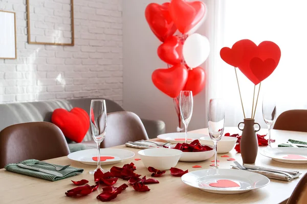 Sevgililer Günü Için Dekore Edilmiş Hafif Yemek Odasında Şenlik Masası — Stok fotoğraf