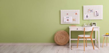 Yeşil duvarın yanında tahtası olan, metin için yeri olan modern iş yeri