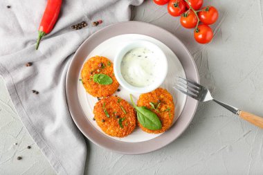 Lezzetli mercimek pirzolası ve gri arkaplanda sos.