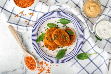 Tabakta lezzetli mercimek pirzolası var.