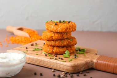 Lezzetli mercimek pirzolaları masada.