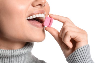 Beyaz arka planda sakızı olan genç bir kadın, yakın plan.