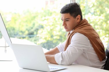 Ofiste çalışan erkek programcı