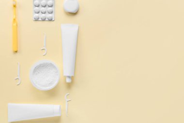 Bej arka planda diş temizliği seti