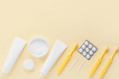 Bej arka planda diş temizliği seti