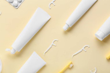 Bej arka planda diş temizliği seti