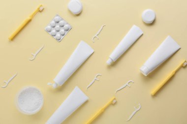 Bej arka planda diş temizliği seti